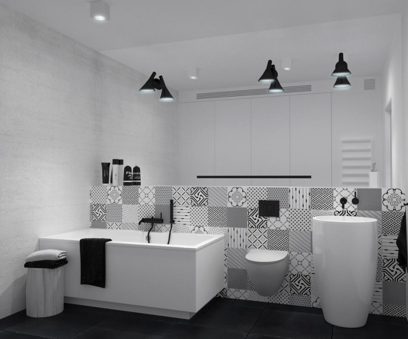 Skandynawska biało-czarna glazura w marokańskie wzory ,czarne kinjkiety,czarna terakora w białej łazience z wanną