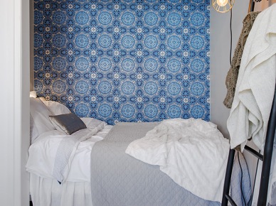 Łóżko we wnęce, czyli alkowa w skandynawskim stylu z  tapetą  z niebieskim ornamentem (22403)