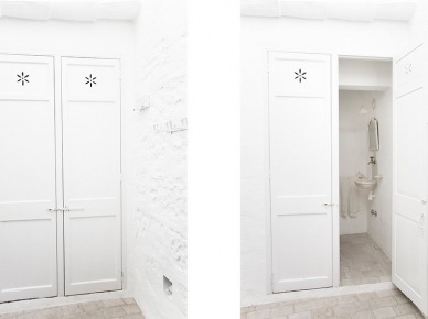 Biała łazienka ukryta we wnęce za podwójnymi drzwiami (23564)