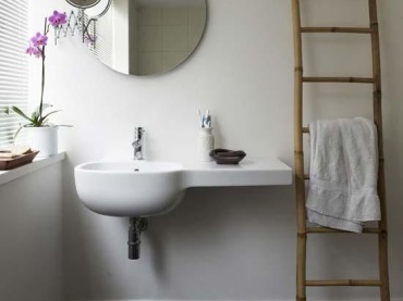 Drewniana drabina ozdobna w łazience,biało czarna łazienka z okragłym lustrem,okragłe lustra w łazience,duże okragłe lustra w aranżacji łazienki,łazienki z okragłym lustrem,pomysł na aranżację łazienki z okrągłym lustrem (39157)