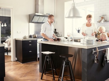 typowe, ale ładne wnętrze skandynawskiego domu - szczególnie wyróżnić należy kuchnię w ciemnych, grafitowych kolorach i...