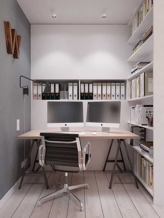 Kącik biurowy w domu z zabudową z białymi  pólkami i biurkiem na kozłach w stylu skandynawskim