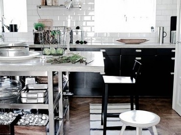 Biała płytka cegiełka na ścianie w kuchni z czarnymi szafkami i metalową wyspą z półkami (27555)
