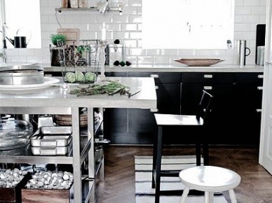 Biała płytka cegiełka na ścianie w kuchni z czarnymi szafkami i metalową wyspą z półkami (27555)