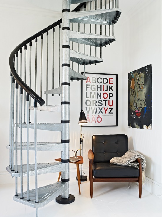 Metalowe, spiralne schody w mieszkaniu