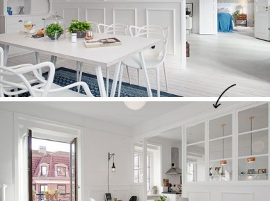 Białe mieszkanie wygląda świeżo i schludnie. Aby przełamać spokojny charakter wnętrza, postawiono na kilka niebieskich dodatków, takich jak dywan pod stołem w...