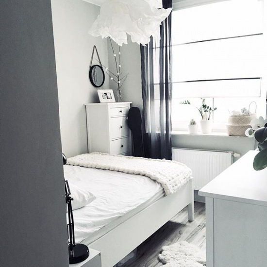 Biało-czarna aranżacja małej sypialni
