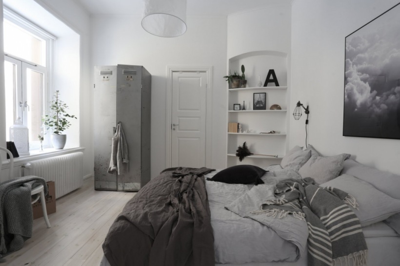 Biało-szara sypialnia o nieregularnym kształcie