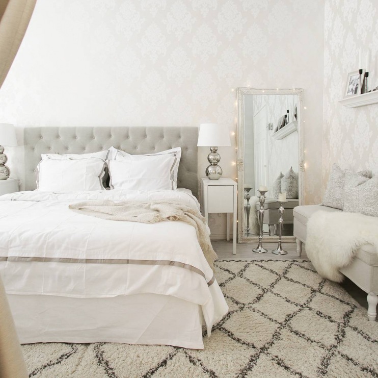Sypialnię urządzono w eleganckim stylu, bazując na rozbielonej bieli i wielu dodatkach. W centralnym punkcie pokoju...