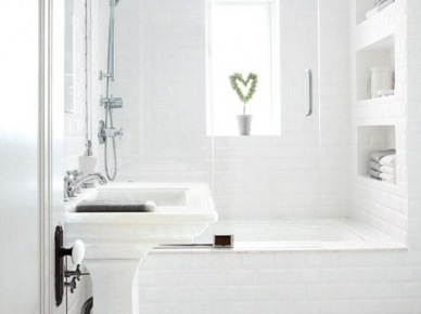 Aranżacja białej łazienki z małym oknem (55094)