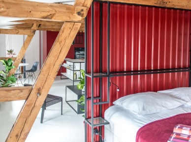 Sypialnia wydzielona w pokoju dziennym za pomocą czerwonej ścianki działowej (56060)