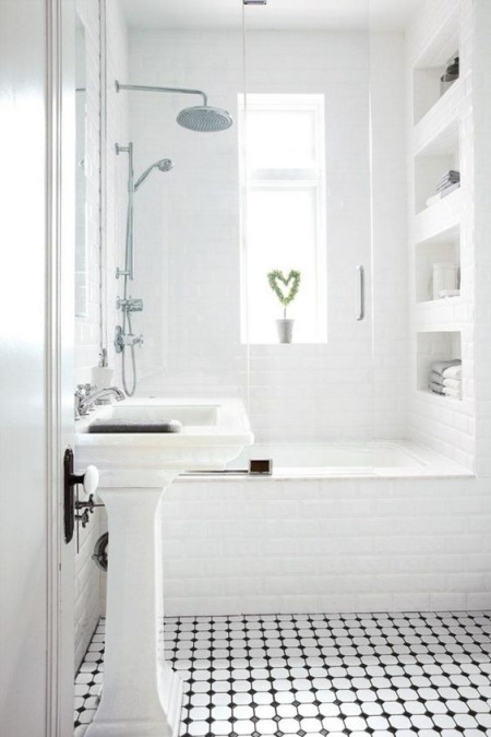 Aranżacja białej łazienki z małym oknem