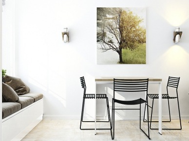 Nowoczesna fotografia na scianie w białej jadalni z czarnymi metalowymi krzesłami i wbudowaną ławką pod oknem (25468)