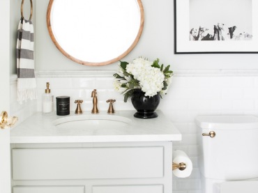 Do pastelowej szafki w łazience idealnie dobrano kolor ściany. Aranżacja nabiera wyrazu dzięki przełamującym spokojną...