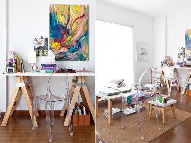 Skandynawskie biurko na kozlach, przexroczyste krzesło i nowoczesny kolorowy obraz (23658)