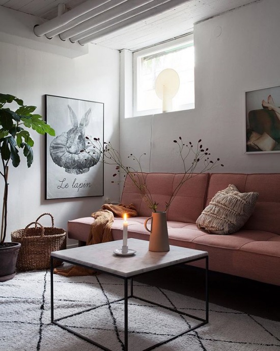 Różowa sofa w małym salonie