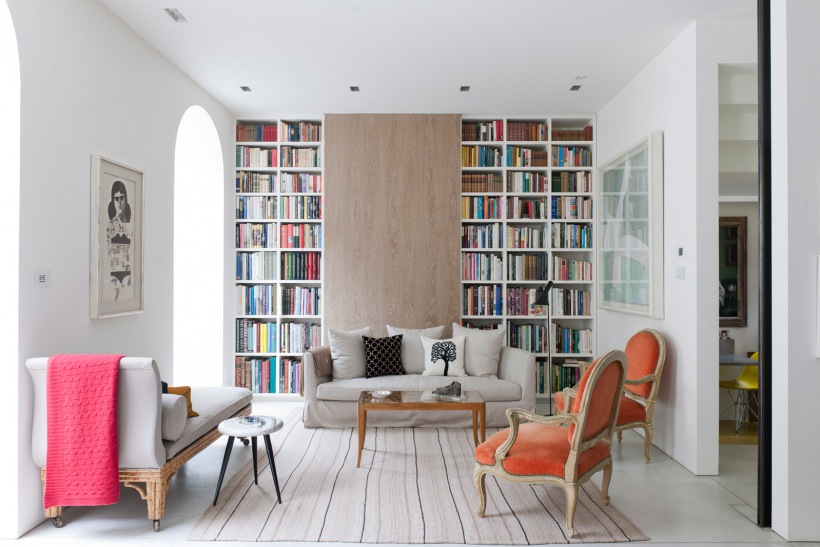 Pomarańczowe francuskie fotele,biały szezlong i nowoczesna sofa w aranzacji salonu z nowoczesną biblioteczką