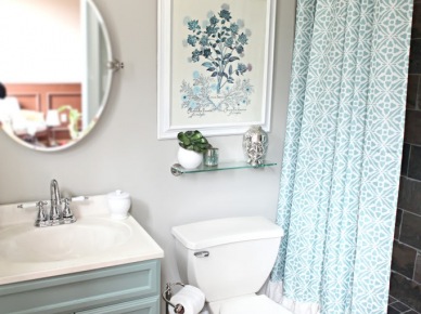 To pomieszczenie w kolorach białym i seledynowym jest doskonałym przykładem na to, jak urządzić nie tylko praktyczną, ale również niezwykle piękną łazienkę. Dekoracje nad toaletą to z pewnością pomysł do wdrożenia w...