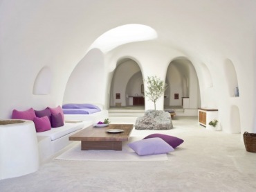 niesamowity, grecki hotel w Santorini. Mieści się na kladerach,czyli dziurach, które powstały na skutek gwałtownej...