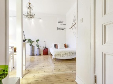 wyjątkowo przytulne i miłe małe mieszkanie - białe wnętrze z drewnianą, piękną podłogą z desek w naturalnym kolorze i...