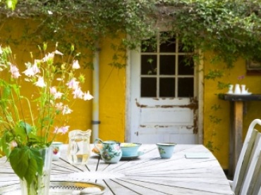 przeuroczy wiejski domek z żółtą elewacją,która natychmiast kojarzy mi się z latem, słońcem i wypoczynkiem. Wnętrza...