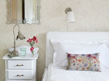 Romantyczna sypialnia z białymi meblami i ozdobnym lustrem (21281)