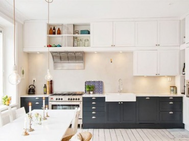 skandynawski model białego, chłodnego i minimalistycznego mieszkania, które ocieplone zostało umiejętnie ciepłymi...