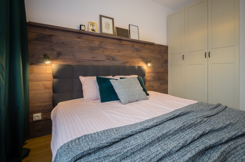 Oryginalna aranżacja sypialni z drewnianą ścianą