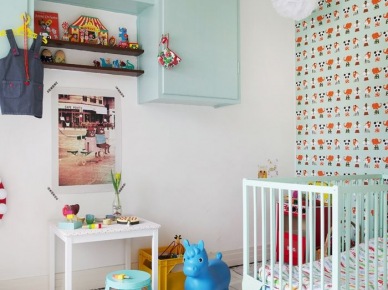 Wzorzysta tapeta na ścianie w pokoju dla dziecka,mietowe drewniane mebelki dziecięce,proporczyki i pompony dekoracyjne (28501)