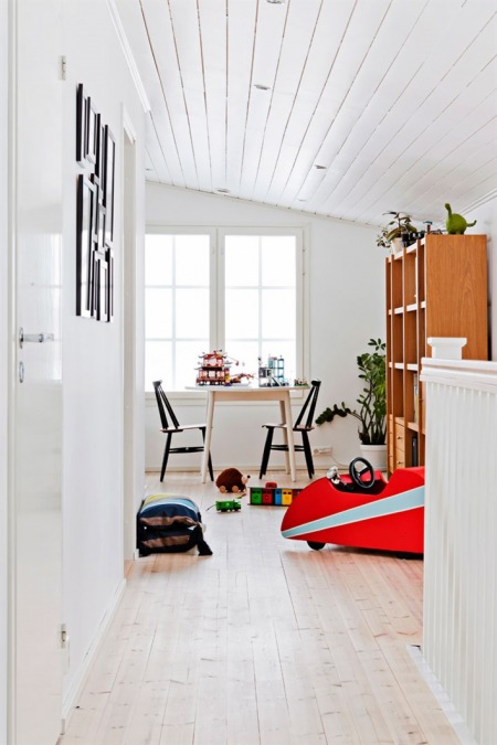 Jak urządzić dziecięcy pokój z drewnianym regałem z półkami ?