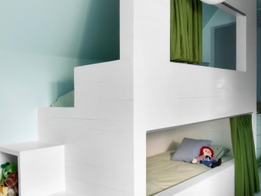W pokoju dziecięcym w ciekawy sposób zorganizowano łóżka dla chłopców - to w zasadzie łóżko piętrowe w zabudowanej...