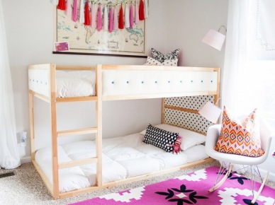 Do pokoju dziecięcego wybrano piętrowe łóżko, które zapewnia miejsce do spania dla dwójki maluchów. Kolorowy dywan urozmaica jasną przestrzeń i dekoruje...