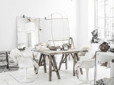 W jadalni w stylu skandynawskim dominuje kolor śnieżnej bieli. Wokół drewnianego stołu ustawiono białe bujane krzesła z ocieplającymi charakter wnętrza...