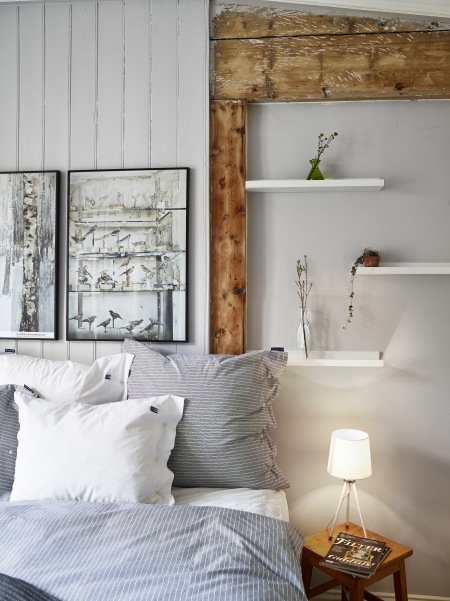 Białe półeczki w sypialni w skandynawskim stylu