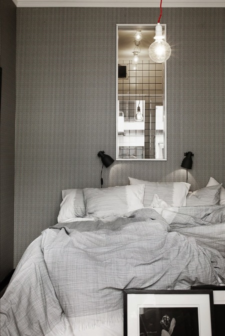 Męska sypialnia z tapetą w biało-czarną kratkę