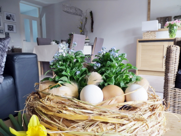 Gniazdko pełne wielkanocnych jajek wraz z zielonym akcentem stanowi uroczą dekorację pokoju dziennego. Wiosenne motywy...