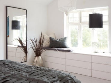 jeszcze jeden przykład na to, że papierowe lampiony pasują do wielu wnętrz - tutaj sypialnia w skandynawskim stylu...