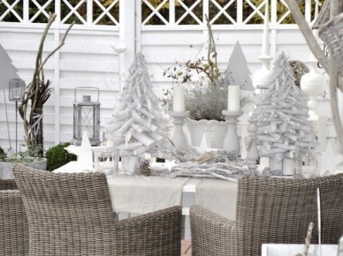 Śnieżnobiałe dekoracje świąteczne w aranżacji białego tarasu z rattanowymi fotelami (27466)