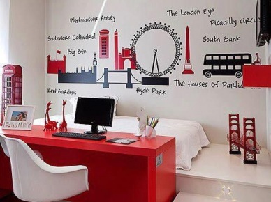 Czerwone biurko, białe krzesło nowoczesne,białe schodki na podest z łóżkiem i czarno-czerwone naklejki w londynskim klimacie na ścianie w pokoju dla chłopca (26390)