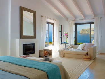 piękny, elegancki i we współczesnym wystroju dom na hiszpańskiej riwierze - pastelowe tonacje od bieli, beżu i lazuru idealnie wpasowały się w śródziemnomorski klimat Hiszpanii. Współczesny i nowoczesny dom na morzem jest odbiciem subtelnej i eleganckiej wersji śródziemnomorskich aranżacji - delikatny błękit pięknie rozświetla wnętrze i scala się z błękitem hiszpańskiego...
