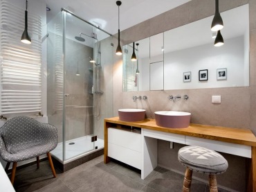 Przyjemna aranżacja łazienki łączącej styl skandynawski z nowoczesnym. Dwie umywalki w kolorze, podobnie jak...