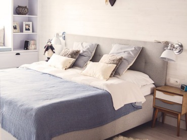 Skandynawska aranżacja sypialni bazuje na jasnej kolorystyce bieli oraz błękitu. Charakterystyczne dodatki, takie jak...