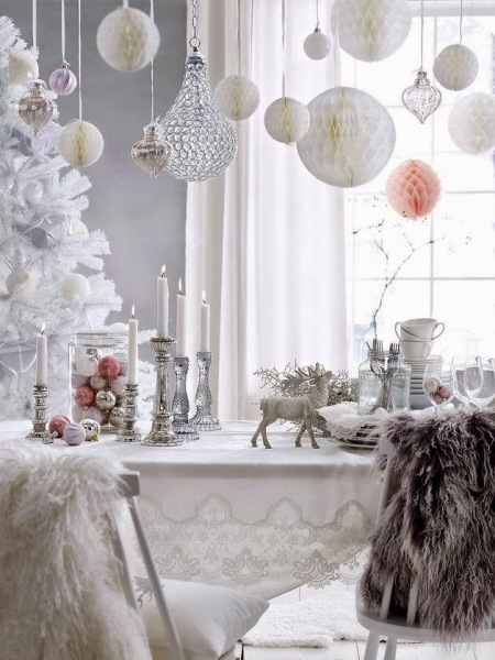 Świąteczny stół,dekoracja świateczna stołu,jadalnia w białej dekoracji światecznej,białe aranzacje świateczne,biała jadalnia,pompony i girlandy białe