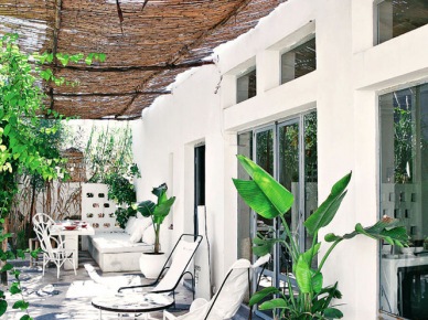 Fotele butterflay w ogrodowym białym patio (48880)
