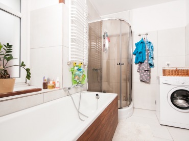 Całkiem przestronna łazienka mieści w sobie zarówno wannę, jak i prysznic, pozostawiając jeszcze sporo swobody dla domowników. W aranżacji zadbano nie tylko o podstawowe, praktyczne elementy wyposażenia, ale także o dekoracyjne detale, które tworzą bardzo relaksujący...