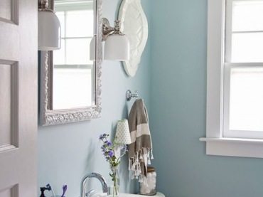 W małej łazience wykorzystano delikatne pastelowe odcienie, które wraz z eleganckimi dodatkami prezentują się bardzo...