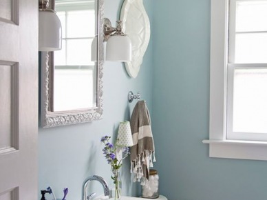 Aranżacja błękitnej łazienki z eleganckimi dodatkami (55020)
