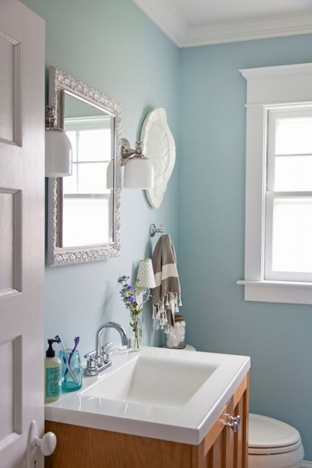 Aranżacja błękitnej łazienki z eleganckimi dodatkami
