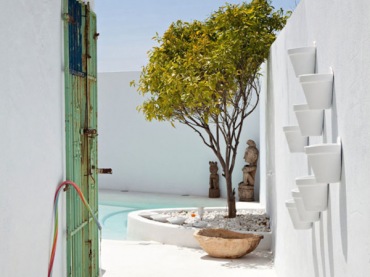 cudowny dom na hiszpańskim wybrzeżu - nowoczesny, cały w bieli, z orientalnymi detalami. Marokańskie lampiony,...