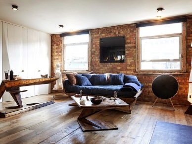Oryginalne i dizajnerskie meble z drewna w salonie ze ścianami z czerwonej cegły (23700)